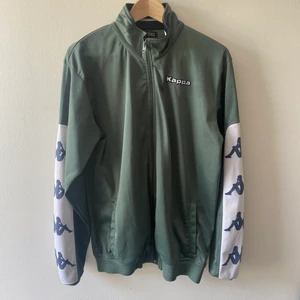 Kappa zipup - En svinsnygg Kappa zipup tröja, storleken säger xl men den sitter i själva verket som en M. Köparen står för frakten, önskas fler bilder på passform osv så är det bara att höra av sig!