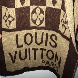 LV sjal - Jättefin LV sjal (fejk). Använd endast en gång. Finns k skutskär kan fraktas för 49kr :) 