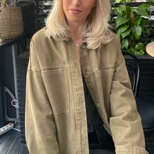 Grön Zara Jacka!  - Så fin grön zara jacka i jeans material!! perfekt till sommaren, säljer då jag har en i princip likadan! Skriv för fler bilder 