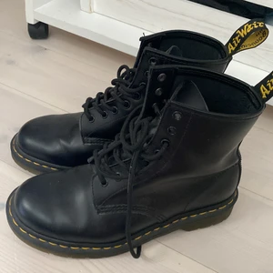 Dr martens - Säljer nu mina såå fina dr martens💗 storlek 40, säljer då de är för små för mig. Bara använda 2 ggr! Köpta för ca 1700kr och säljer för 700kr💗
