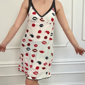 MISS SIXTY klänning - märke: Miss Sixty. storlek: S & M (36-38). möts upp i stockholm eller fraktar 🖤