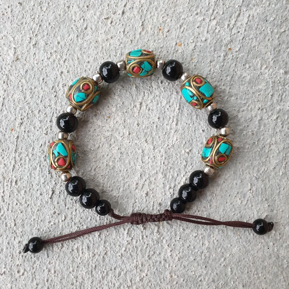 Handmade from Nepal, adjustable size. Real turqoise and tourmaline. Accessoarer.