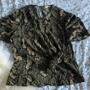 Blus  - Snygg blus med Knut i midjan, nyskick, 40kr + eventuell frakt som betala av köparen. Storlek 40