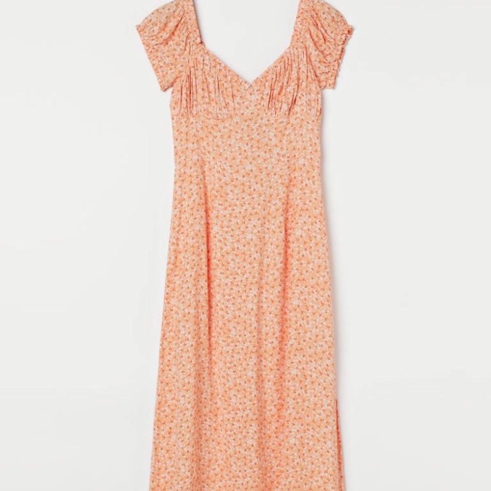 Säljer denna fina klänning i storlek 32, passar även någon med storlek 34. Enbart använd en gång ❤️ Lite skrynklig på bilden men stryker innan den skickas! . Klänningar.