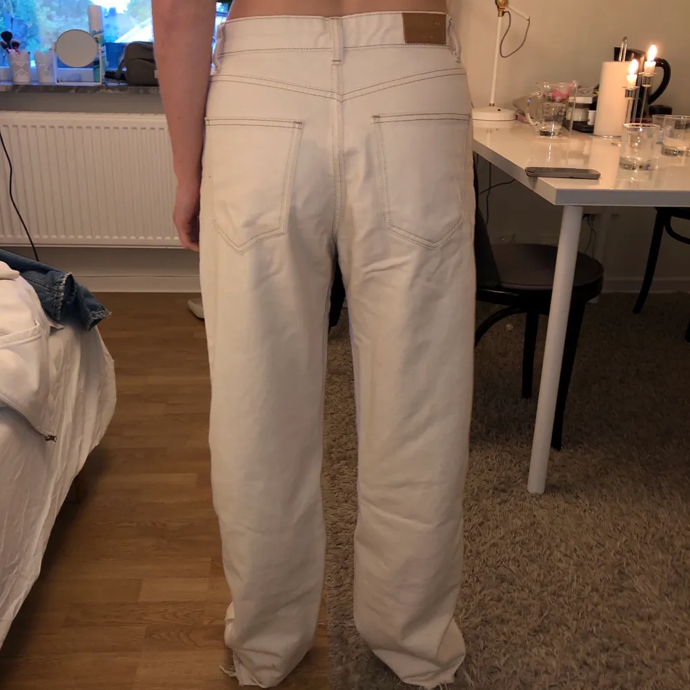 Säljer dessa supersnygga vita jeansen från stradivarius. Dom är i bra skick utan fläckar. Skriv gärna för fler bilder eller vid frågor 🤗. Jeans & Byxor.