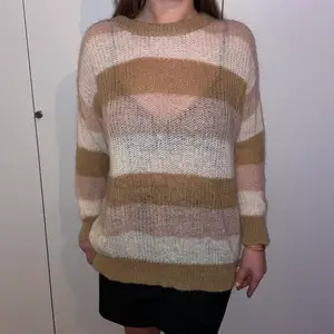 Wool sweater from GANNI. Great condition, barely used. One-size fits all. Model on picture is a size S and is a loose fit on her. Shipping included in price.