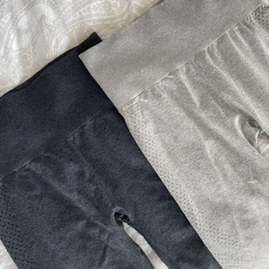 Träningstights - 2 par Träningstights i ljusgrå och mörkgrå. I nyskick med skön och snygg passform som verkligen framhäver former 😍 Köparen står för frakten. 