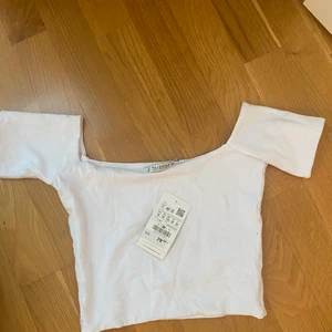 CROP TOP PULL&BEAR - helt oanvänd med lappar kvar. Dock har lappen där storlek står gått upp vid ena sidan så det har blivit ett litet hål på baksidan ( se bild 2)💖 