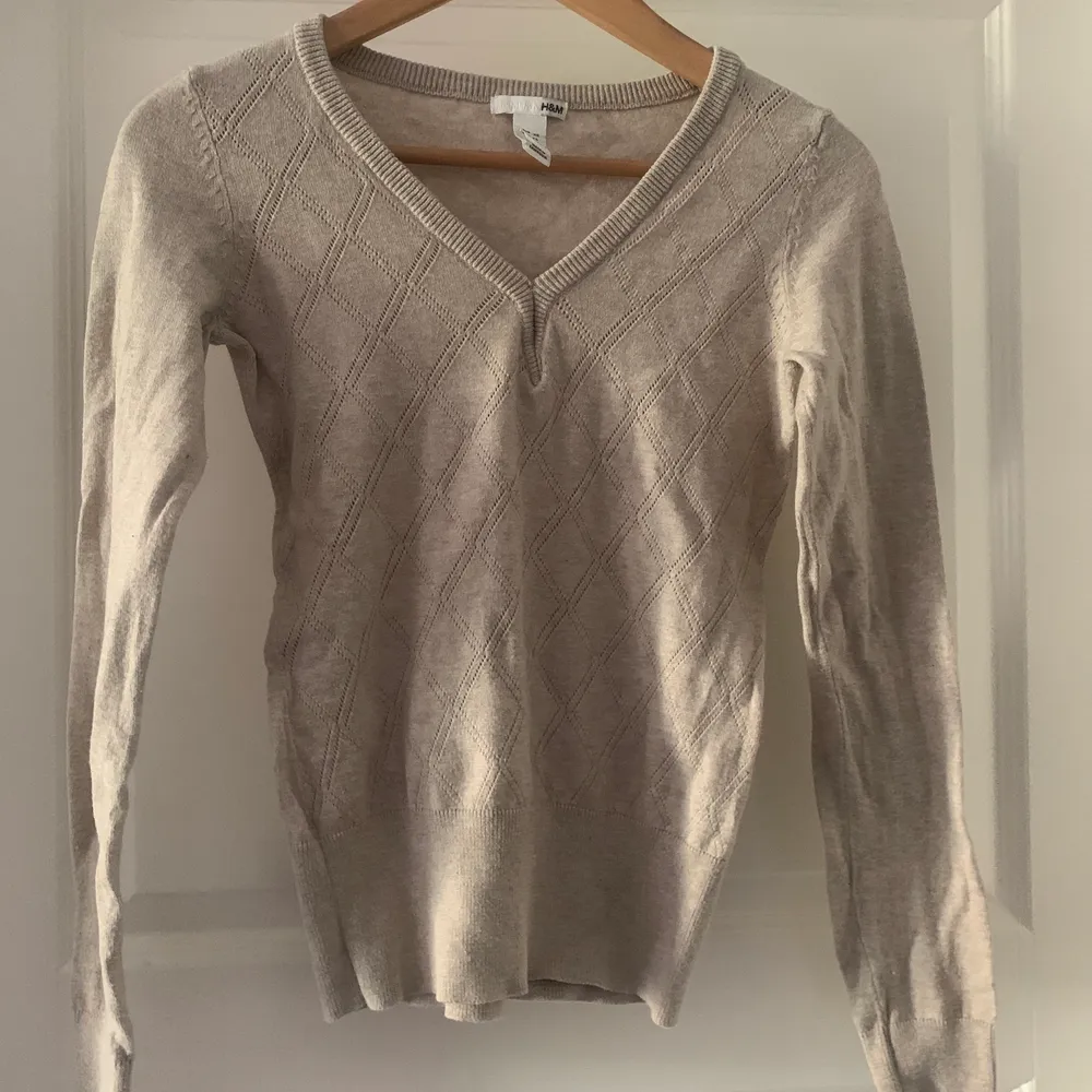 En otroligt fin tröja från H&M, fint skick, skulle säga i en typ beige färg, v-neckad! Är absolut öppen för prisförslag, kan mötas upp i Stockholm och det är bara att skriva för fler bilder!. Toppar.