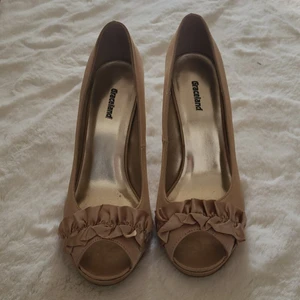 Festskor, höga klackar - Använda festskor i mycket bra skick. De som är på bilder. Jag markerade färgen gul men egentligen är de guldaktiga.