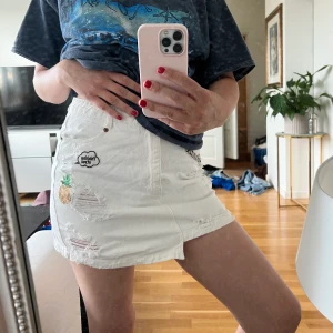 Vit jeanskjol  - Vit jeanskjol från Stradivarius, fraktar eller möts på Södermalm i Sthlm💕