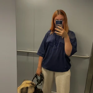 Vintage kortärmad hoodie - Säljer denna supersnygga kortärmade hoodie som är vintage! Passar allt från XS-L beroende på vilken passform man vill ha :)