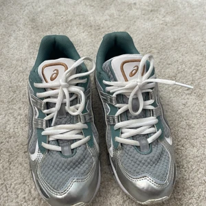 Asics sneakers  - Säljer mina fina Asics sneakers då dom inte passar mig. Använda ca 5 ggr så i princip nyskick. Storlek 38. 