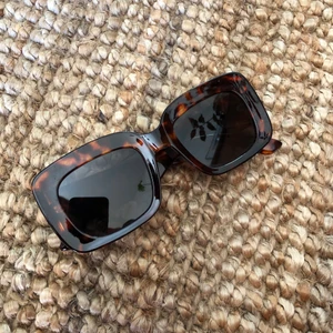Solglasögon  - Jättefina solglasögon köpta förra sommaren men de passade tyvärr inte.   Finns i Årsta  