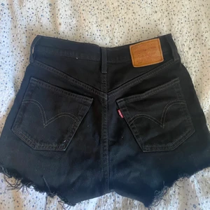 Lewis shorts - Säljer mina svarta Levis shorts! Köparen betalar frakt. Skriv till mig Provat för fler bilder💕 stl 23 W Shortsen är köpta utomlands och går inte att få tag i längre.