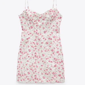 klänning - kort super fin klänning från zara som är helt oanvänd💕säljs för 200kr+frakt, storlek S💕