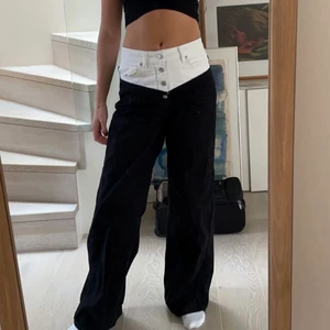 unika jeans från nu-in - svarta jeans med vita detaljer runt midjan, storlek W28 L 33