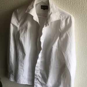 Vit skjorta i bra material - Snygg skjorta i bra och skönt material, vanlig passform 