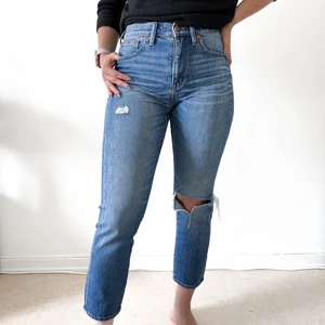 Madewell Denim Blue storlek 28 rak passform boyfriend-jeans - Modellen är 5,4 fot / 163 cm bär vanligtvis XS / S och 34-36 i nedre delen     - utmärkt skick har inga uppenbara defekter    - Hög midja    - något stretchig    - något avskuren längd