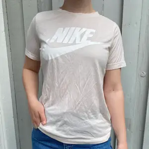 Ljusrosa t-shirt från Nike i storlek Small.