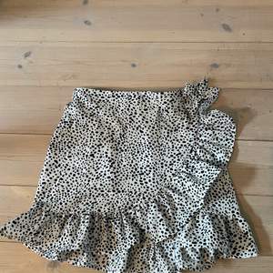 Jättefin kjol från shein, använt c 3 gånger så den är som ny. 20kr + frakt.