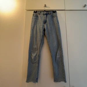 Mom jeans - Ljusa momjeans. Avklippta ben.