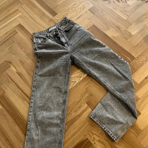 Gråa Jeans - Säljer mina jätte fina gråa jeans. Sitter super snyggt på, tightare runt midjan och låren sedan raka ner mot fötterna. Passar mig som egentligen är 36.