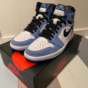 🔵⚪️ Air Jordan 1 university blue 🔵⚪️ - Skick: 9/10 (har Andvänt ett fåtal gånger) Pris: 4500kr Storlek: 41-43 Box:✅ Stock X tag: ✅ Kvitto: ✅ Skosnören: ✅ Säljer för att jag växt ur dem, kontakta om ni är sugna på att köpa. 