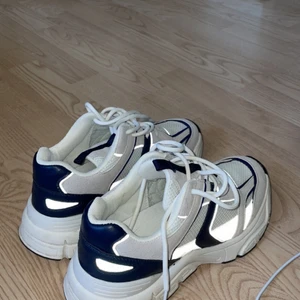 Chunky sneakers från Gina tricot  - Säljer dessa skor då jag inte använder de. Köpta på Gina tricot för typ 500 kr   Säljer för 200 kr 