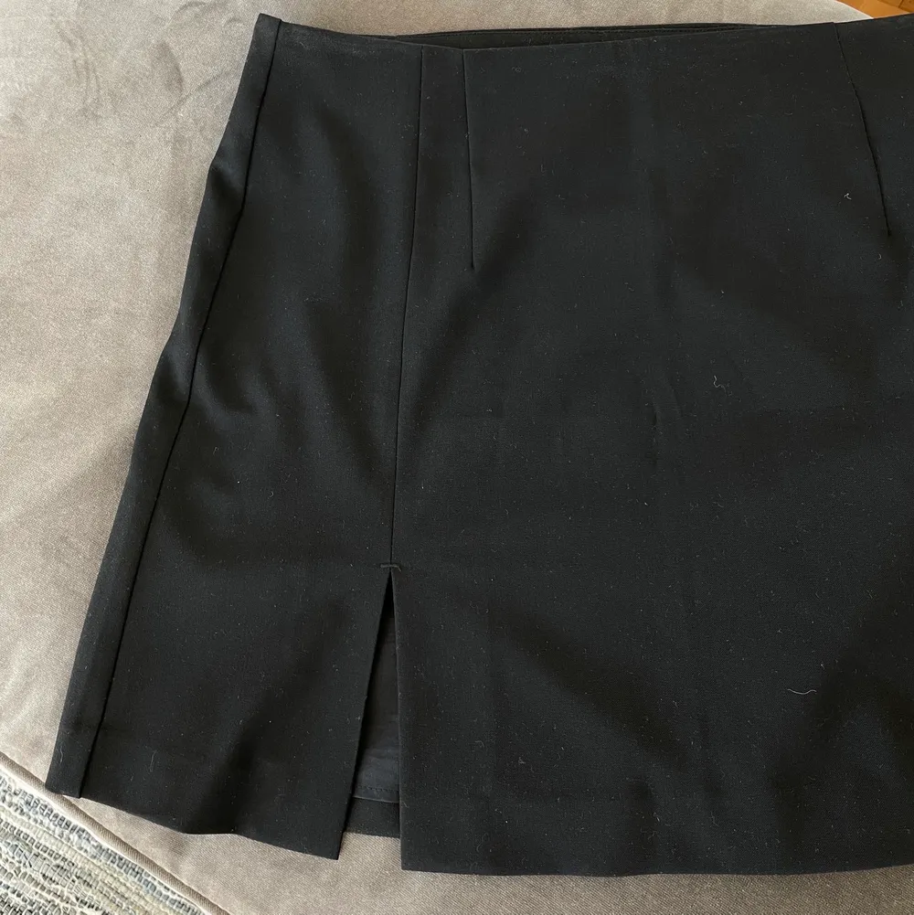 Helt ny svart kjol från Djerf Avenue. Storlek S, se hemsidan för exakta mått. 750 med frakt🤍. Kjolar.