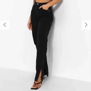 Jeans med slits - Skit söta jeans från boohoo med slits längst ner, använda 1 gång pgv att dom inte passar mig längre. Sitter som en S/M❤️ Obs : kolla min sida, fler plagg = jag kan räkna ihop det billigare🥰❤️