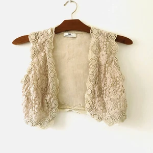 Väst från DAY Birger Mikkelsen - Jättefin väst med kort midja. Beige.  Shell: 100% cotton Lining: 100% silk 