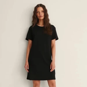 Nakd t-shirt klänning - Säljer denna fina t-shirt klänning från nakd. Fint skick, storlek S. Skriv vid funderingar🥰 2 lånade bilder