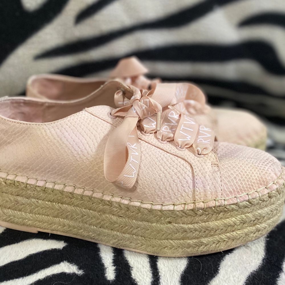 Använda bara en gång, storlek 36. Platform ca 5 cm, ljusrosa, från Bershka. Hämtas i Hornstull i Stockholm eller skickas mot fraktkostnad (66kr spårbart) . Nypris 399kr 🌸. Skor.