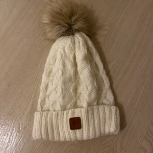 Vit gosig mössa - En gosig och varm vit mössa som passar perfekt till vintern och kylan 🤍❄️