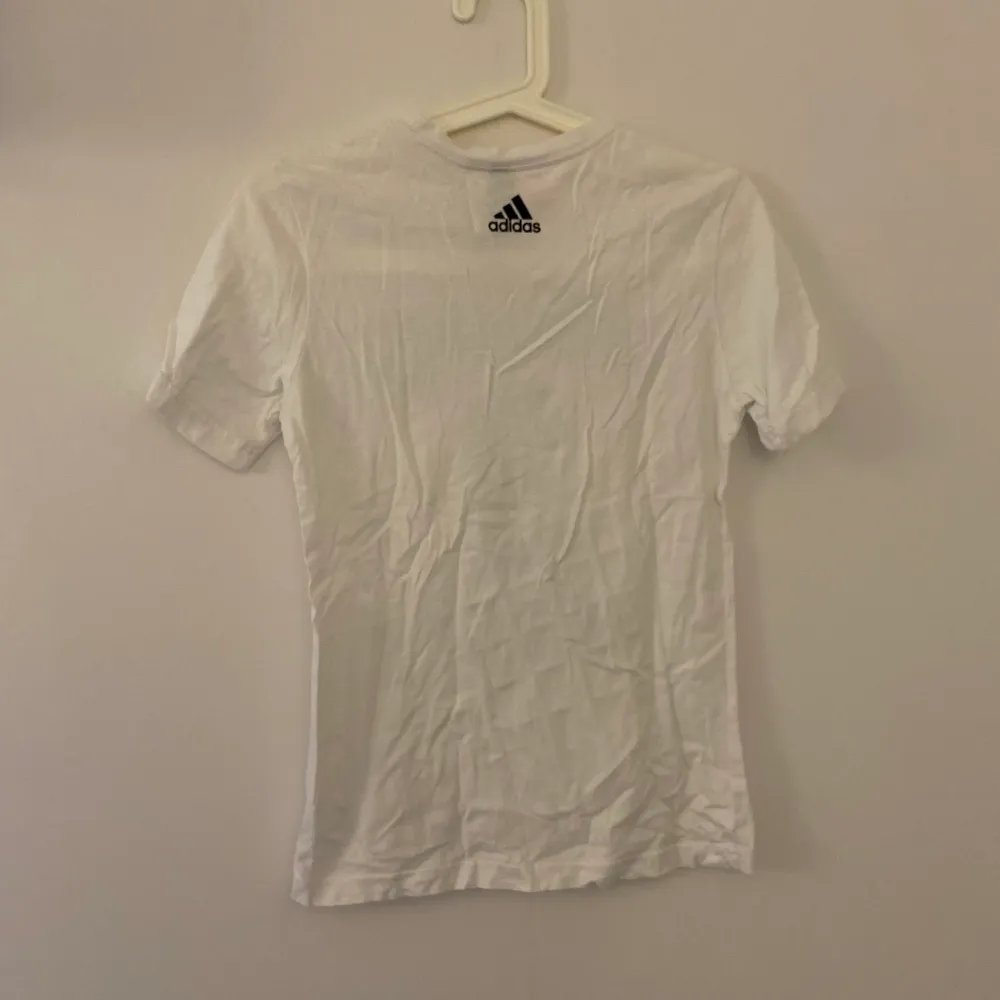 En vit adidas t-shirt i strl m men som är liten i storlek, som är använd 1 gång tidigare. Obs! Innan leverans stryks tröjan. Frakt kan bli billigare. Hör av er vid frågor! . T-shirts.
