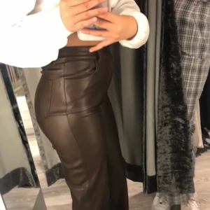 36 - Superfina och trendiga bruna skinnbyxor ifrån Bikbok. Köpta förra sommaren men fint skick förutom att knappen är lite töjd men går lätt att fixa. Passar mig i längden som är 160cm. Säljer då jag inte använder så ofta. Nypris: 500 köparen betalar frakt. 