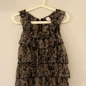 Vila topp med volanger strl xs - En topp som är stor i storleken och som därför kan passa både som en xs och s. Skriv vid frågor/fler bilder. Använd ca 3 gånger innan. Frakt kan bli billigare:)