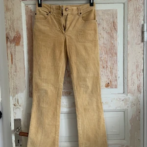 Manchesterbyxor! - Så fina Manchesterbyxor från Hennes Collection i fin gul färg! Superfint skick😁 Köparen står för frakten!🚚