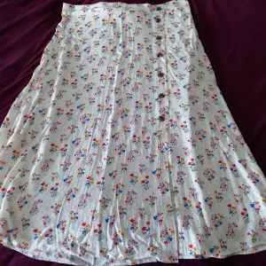 Summer Skirt french brand Camaieu - A nice summer skirt with Flower pattern and buttons from France 