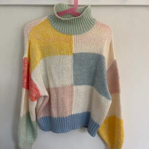 En stickad tröja från Gina som inte används mer än några få gånger. Fina färger, tyvärr en fläck (se bild 2) men den syns nästan inte ☺️ hör av dig vid frågor.