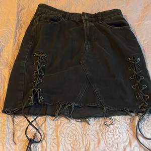 30 cm lång och bred jeanskjol med straps på båda sidor av kjolen