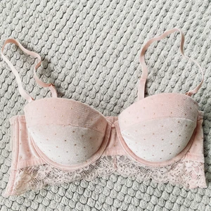 Rosa bh - Fint skick, knappt använd. Spetsdetaljer och guldiga stenar på. Band justerbara. Köpt på New Yorker. Tror det är storlek 80B.