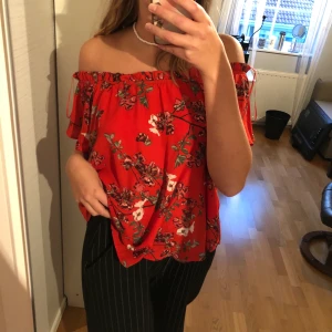 Blommig topp - Säljer denna sjukt fina topp för att den inte kommer till användning längre. 