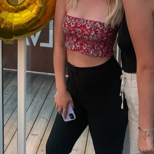 Blommig topp - Söt blommig tubtopp som bara använts två gånger! 