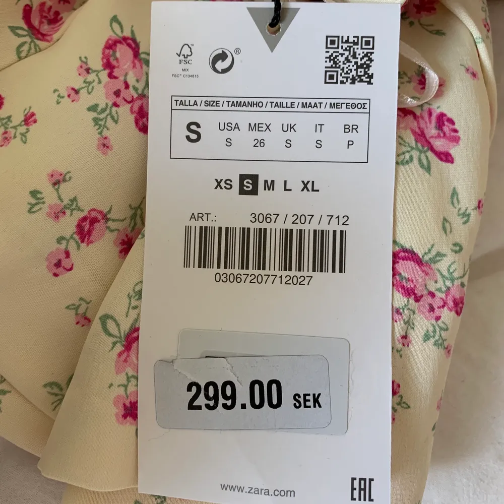 En jättefin blommig långkjol i siden från Zara med en slits på ena sidan. Köpt nyligen och aldrig använd med lapp kvar.  Nypris: 299 kr. Kjolar.