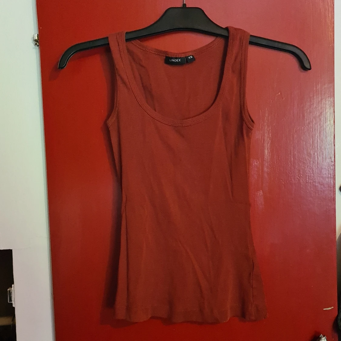 Simpelt rödbrunt linne