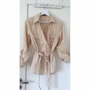 Gul-beige kavaj/skjorta - Gulbeige kavaj/skjortjacka! Tyckte detta plagget var väldigt fint och ser propert och vårigt ut men inte helt min stil. Plagget är i storlek 40 och i fint skick☺️