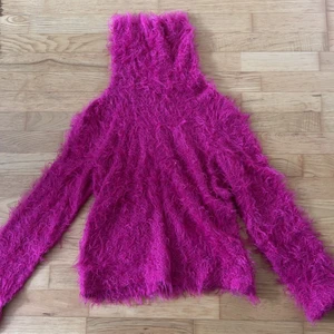 Fluffig rosa polo - Skit cool tröja som är jättemjuk och fluffig. As snyggt till ett par svarta byxor bara!