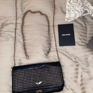 Zadig och Voltaire väska  - Säljer min älskade Zadig väska som tyvärr inte kommer till användning längre. Mycket bra skick förutom missfärgning på kedjorna. Den tjocka kedjan har tyvärr gått sönder på ena sidan men går att fixa. Nypris 4000kr, säljer för 1200. Kvitto/dustbag finns💘